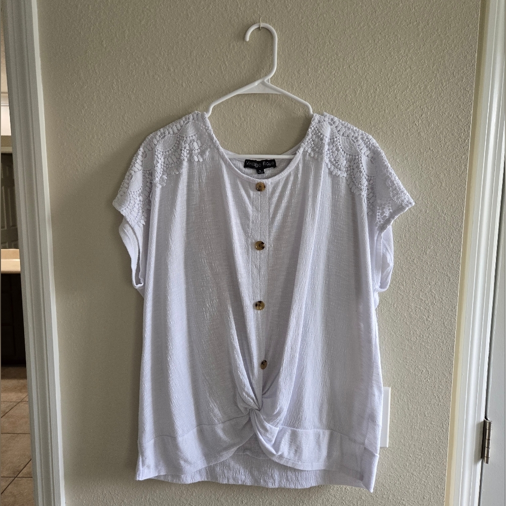 Vintage Rose White Button-Front Women's Top w/ Lace Shoulder Embellishments EUC